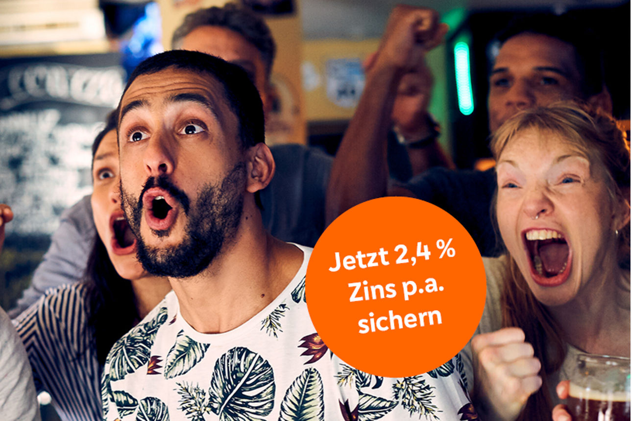 Mehrere Personen verfolgen ein Sportereignis in einer Gaststätte; Getränke stehen oder werden gehalten.