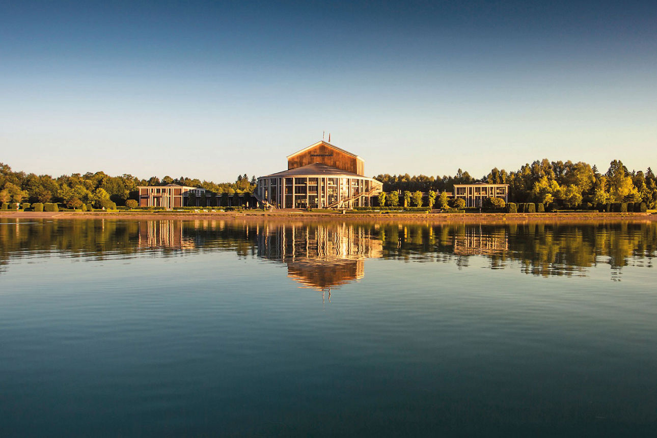 Festspielhaus Neuschwanstein mit Spiegelung im See