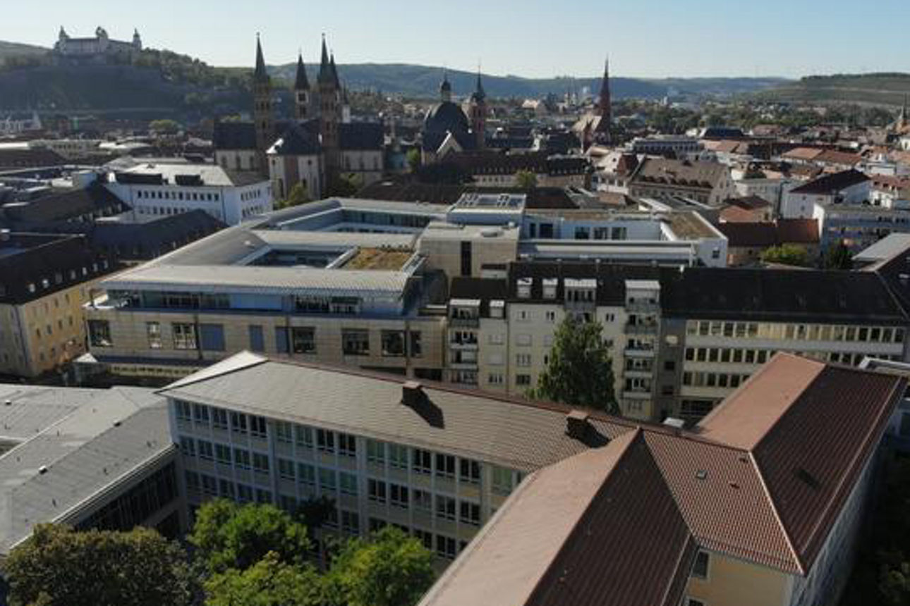 Das Mozartareal von oben mit Blick auf die Stadt Würzburg