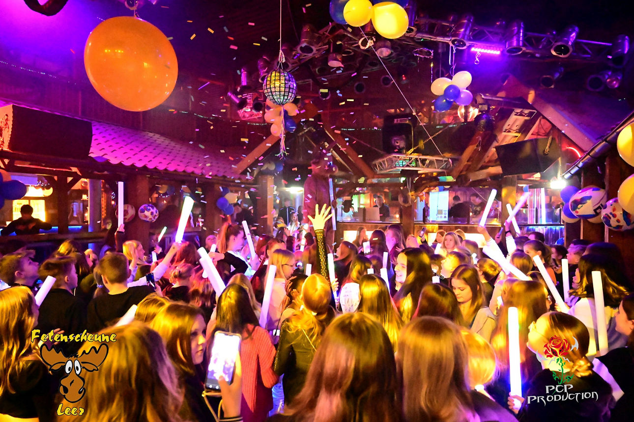 Kinder in einer Disco