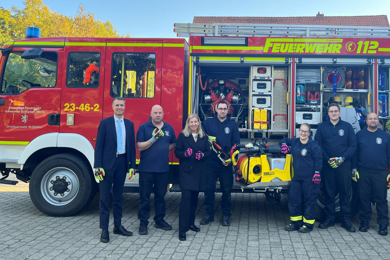 Feuerwehrmänner und -frauen vor einem Löschfahrzeug der Feuerwehr Schladen