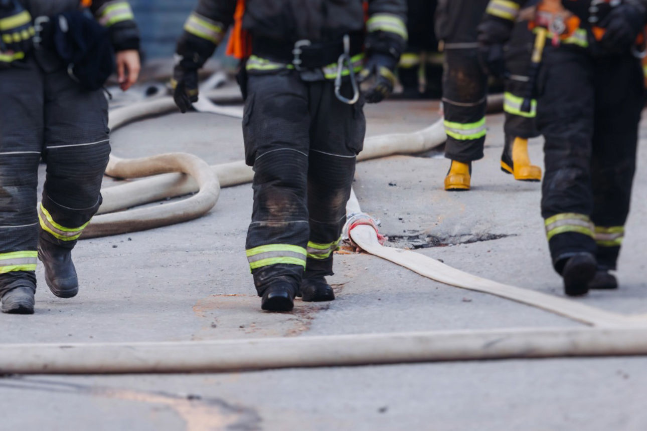 Drei Feuerwehrleute gehen auf den Fotografen zu