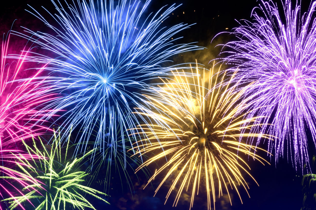 Buntes Silvesterfeuerwerk am Nachthimmel.