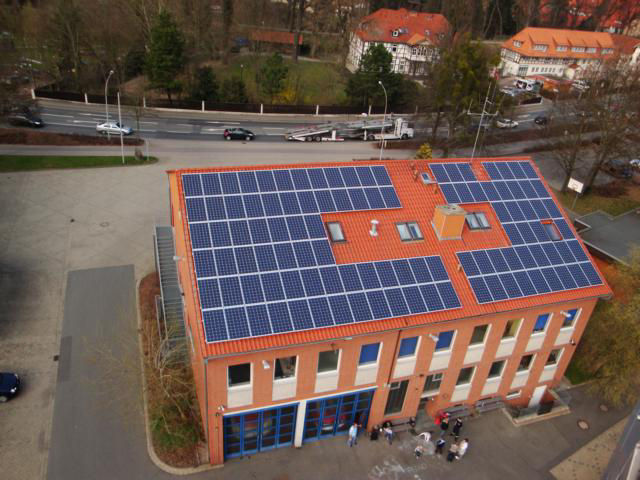 Solarplatten auf einem Dach eines Feuerwehrgerätehausen