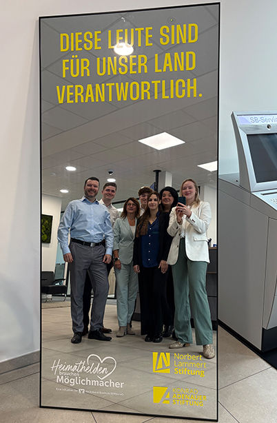 Mitarbeitende der Volksbank Bochum Witten eG vor dem Spiegel