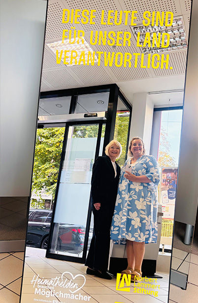 Mitarbeitende der Volksbank Bochum Witten eG vor dem Spiegel