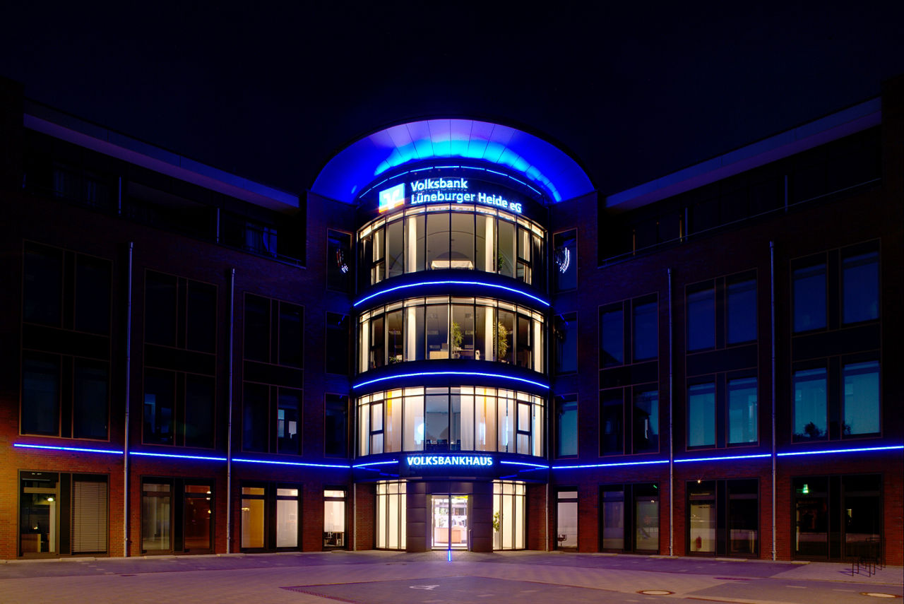 Die Volksbankfiliale in Buchholz bei Nacht