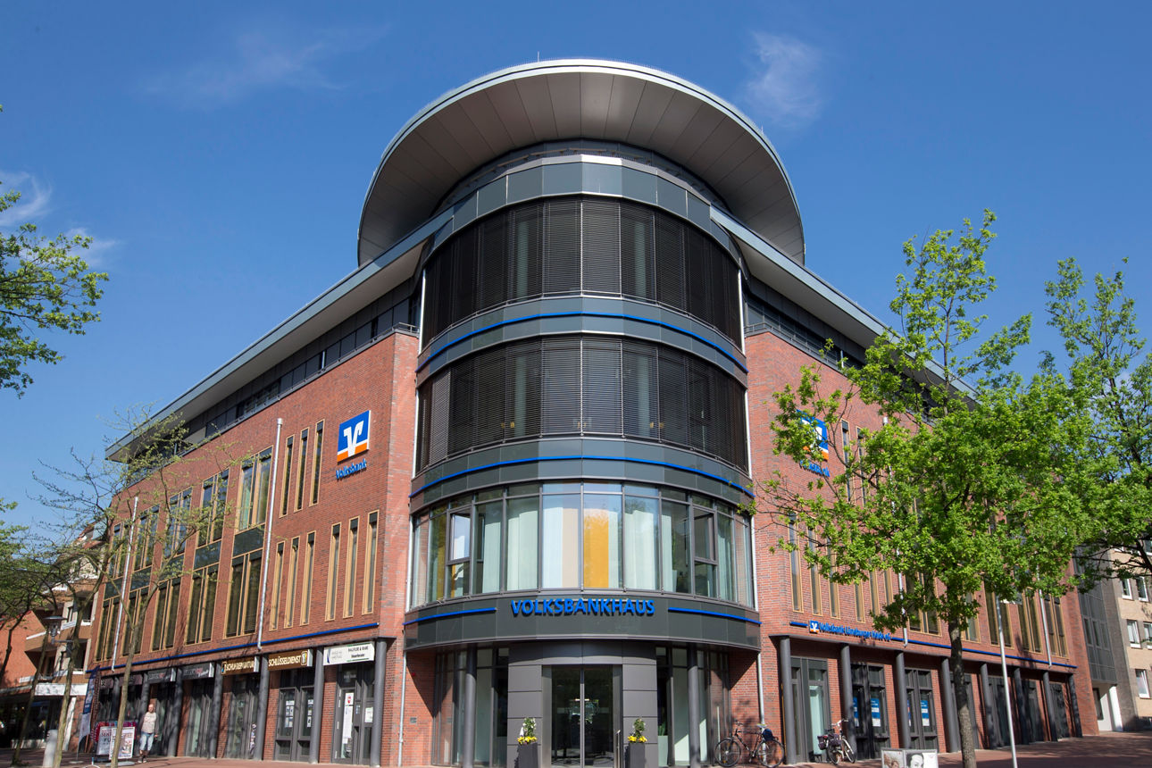 Die Volksbankfiliale in Buchholz bei Tageslicht