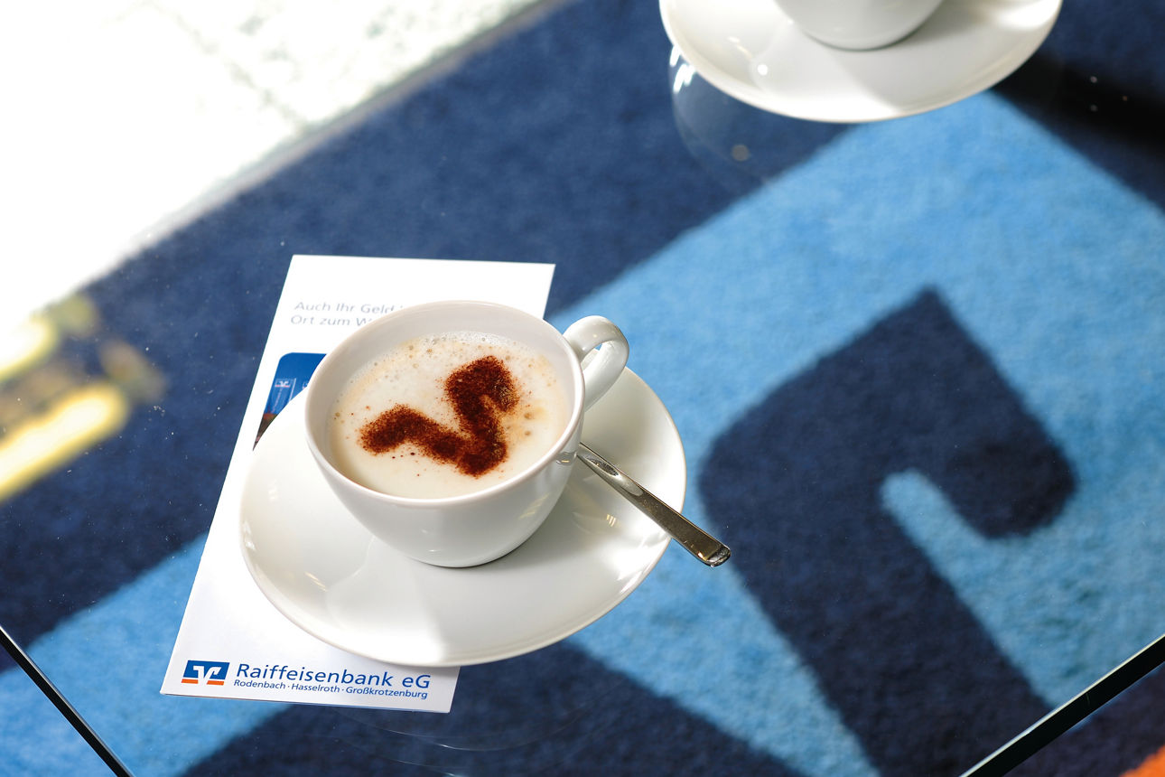 Kaffetasse auf einem Schreibtisch
