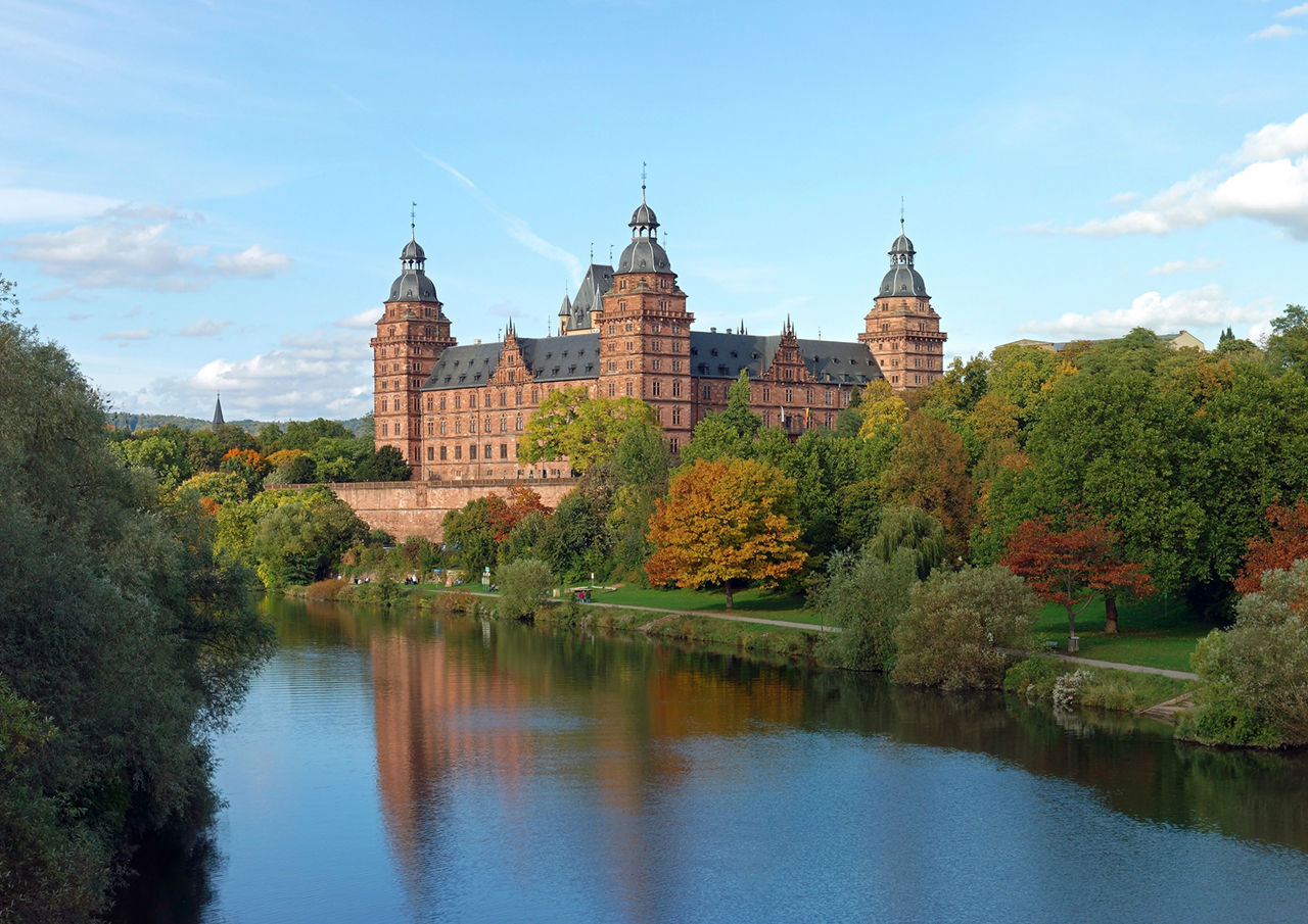  Schloss Johannisburg mit See im Vordergrund