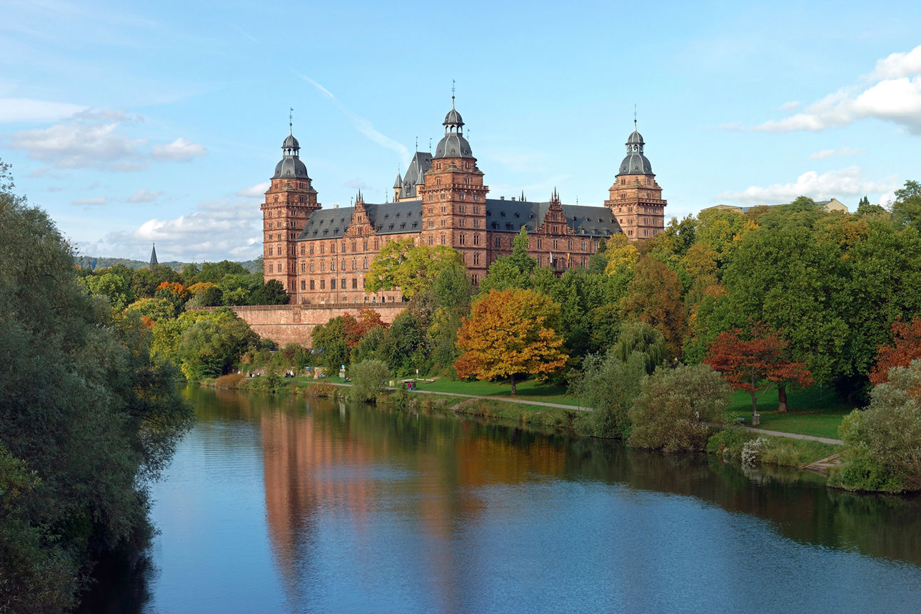  Schloss Johannisburg mit See im Vordergrund