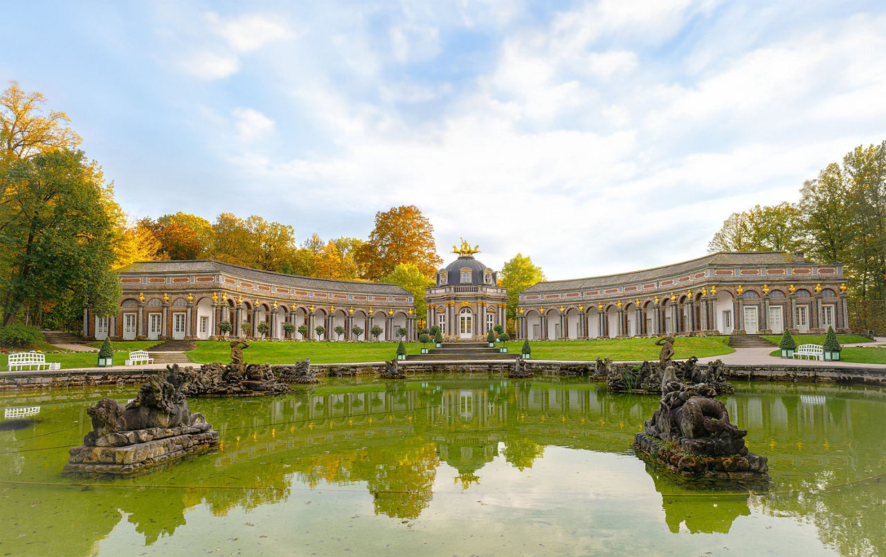 Eremitage in Bayreuth mit Figuren und einem Teich im Vordergrund