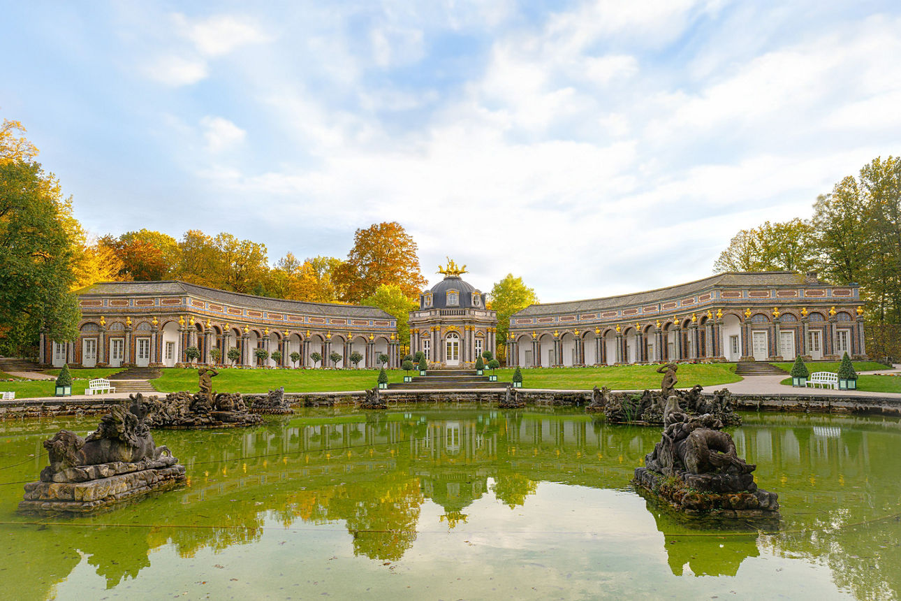 Eremitage in Bayreuth mit Figuren und einem Teich im Vordergrund