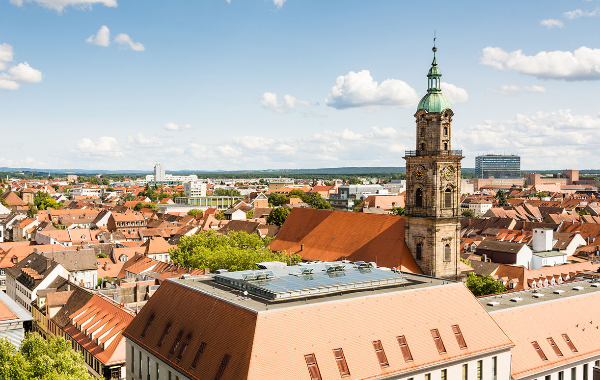 Blick über die Stadt Erlangen mit der Neustädter Kirche im Mittelpunkt