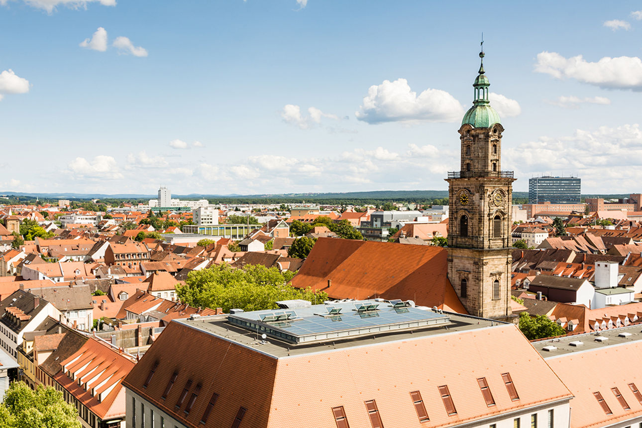 Blick über die Stadt Erlangen mit der Neustädter Kirche im Mittelpunkt