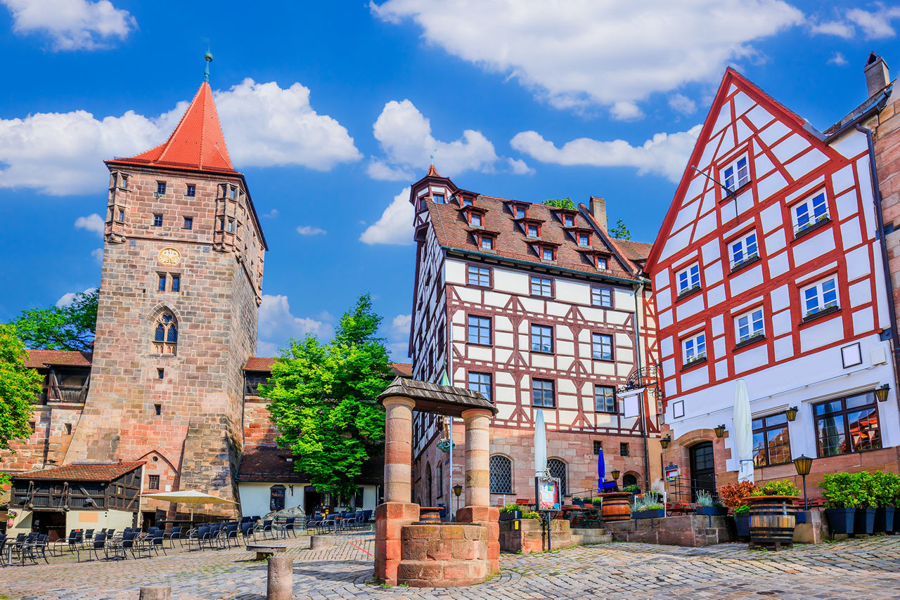 Tiergärtnertorplatz in Nürnberg mit Blick auf das Pilatushaus und einem Brunnen im Vordergrund