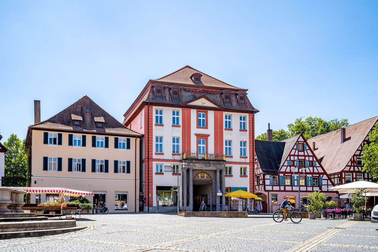 Gebäude in der Schwabacher Altstadt und einem Fahrradfahrer im Vordergrund