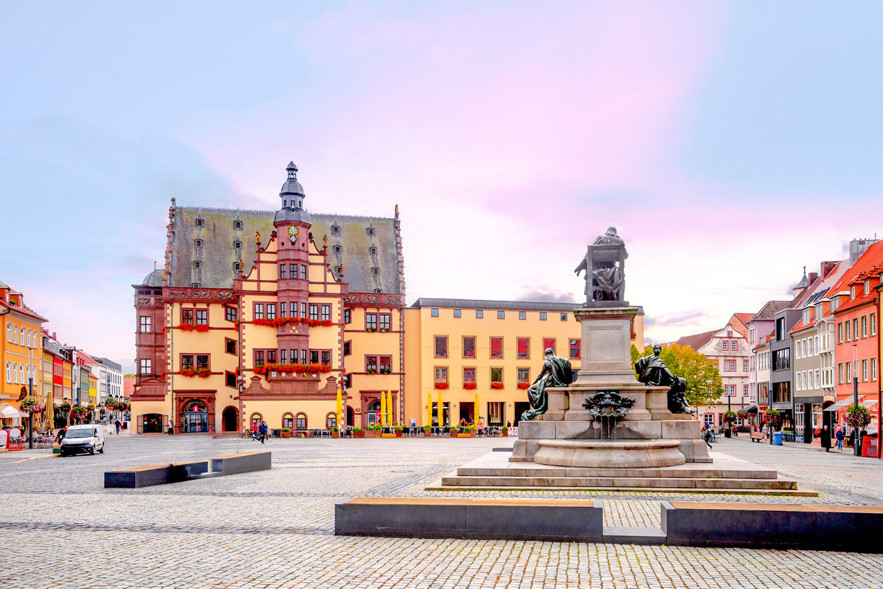 Innenstadt von Schweinfurt mit Blick auf das Rathaus. Im Vordergrund sieht man das Friedrich Rückert Denkmal
