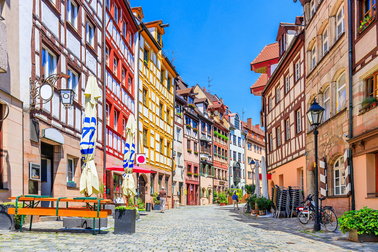 Weißgerbergasse in der Nürnberger Altstadt mit Fachwerkhäusern im Mittelpunkt