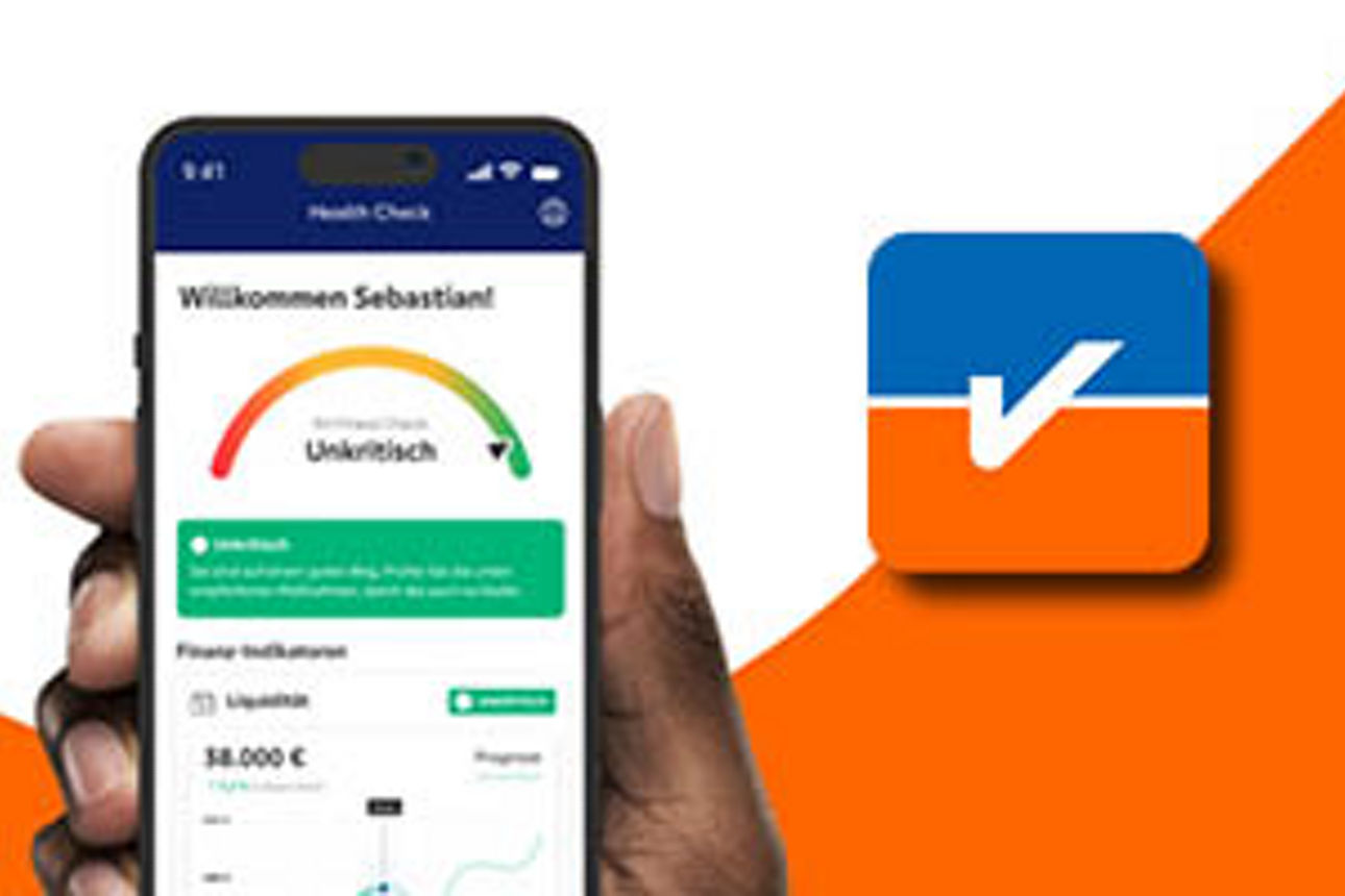 Eine Hand hält ein Smartphon wo eine App angezeigt wird