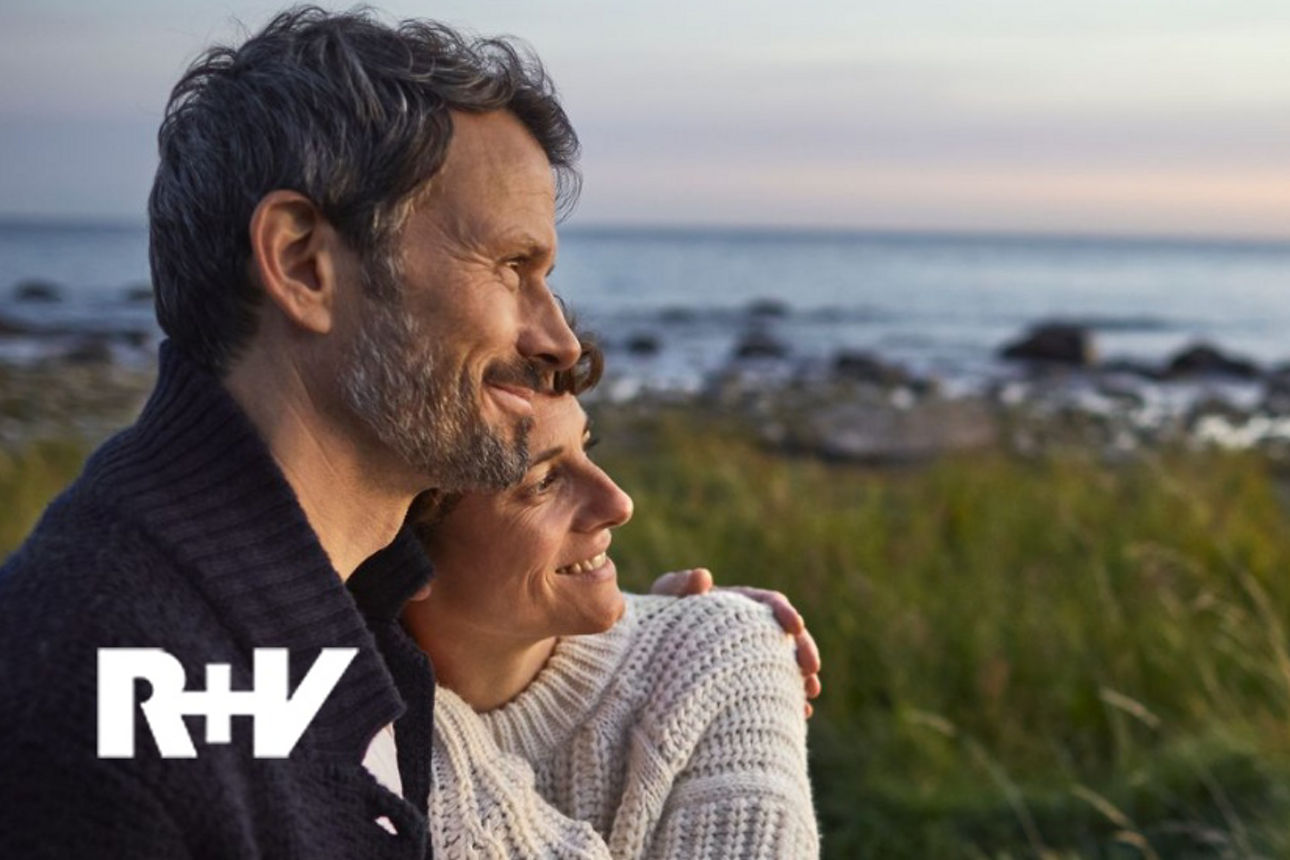 Ein Ehepaar am Strand bei Sonnenuntergang