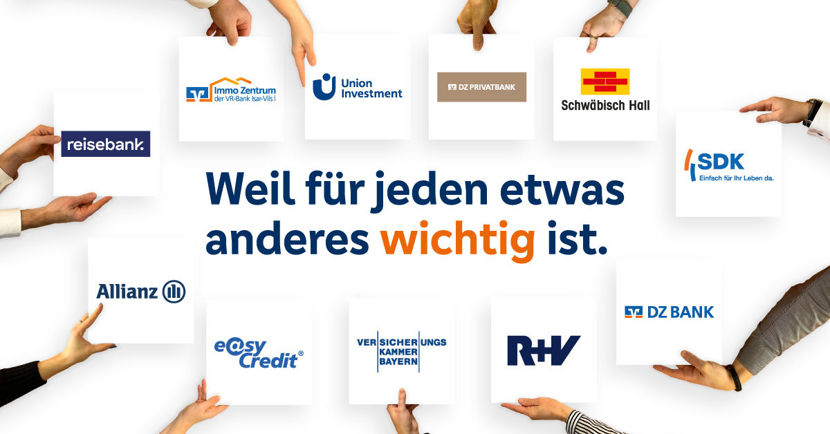 Personen halten Plakate mit Logos der Unternehmen in der Genossenschaftlichen FinanzGruppe