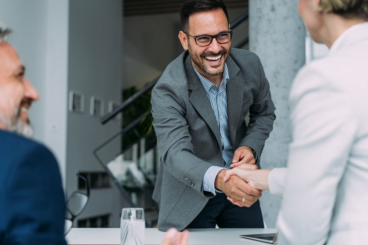 Handschlag zwischen zwei Personen beim Business-Meeting