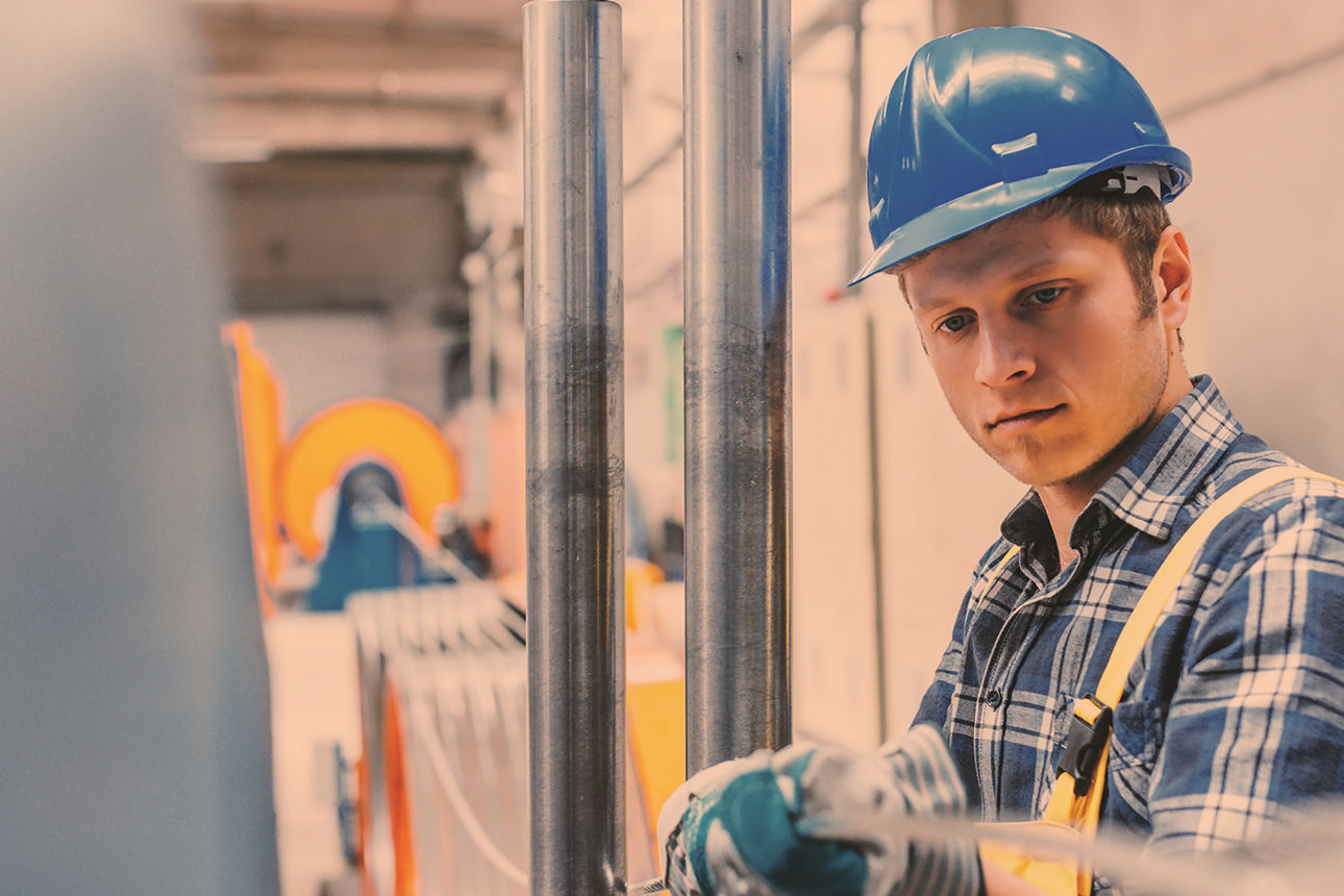 Geschäftsleitung und Bankberater im Gespräch an einer Produktionsstätte