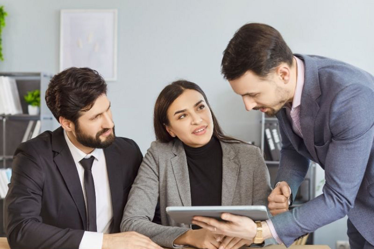 Ein Pärchen lässt sich von einem Bankmitarbeiter beraten