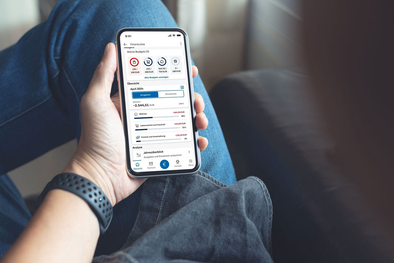 Junger Erwachsener nutzt die Finanzübersicht des Finanzlotsen in der VR-Banking App