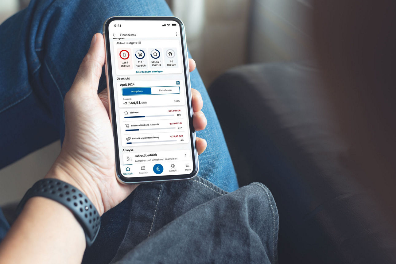Junger Erwachsener nutzt die Finanzübersicht des Finanzlotsen in der VR-Banking App