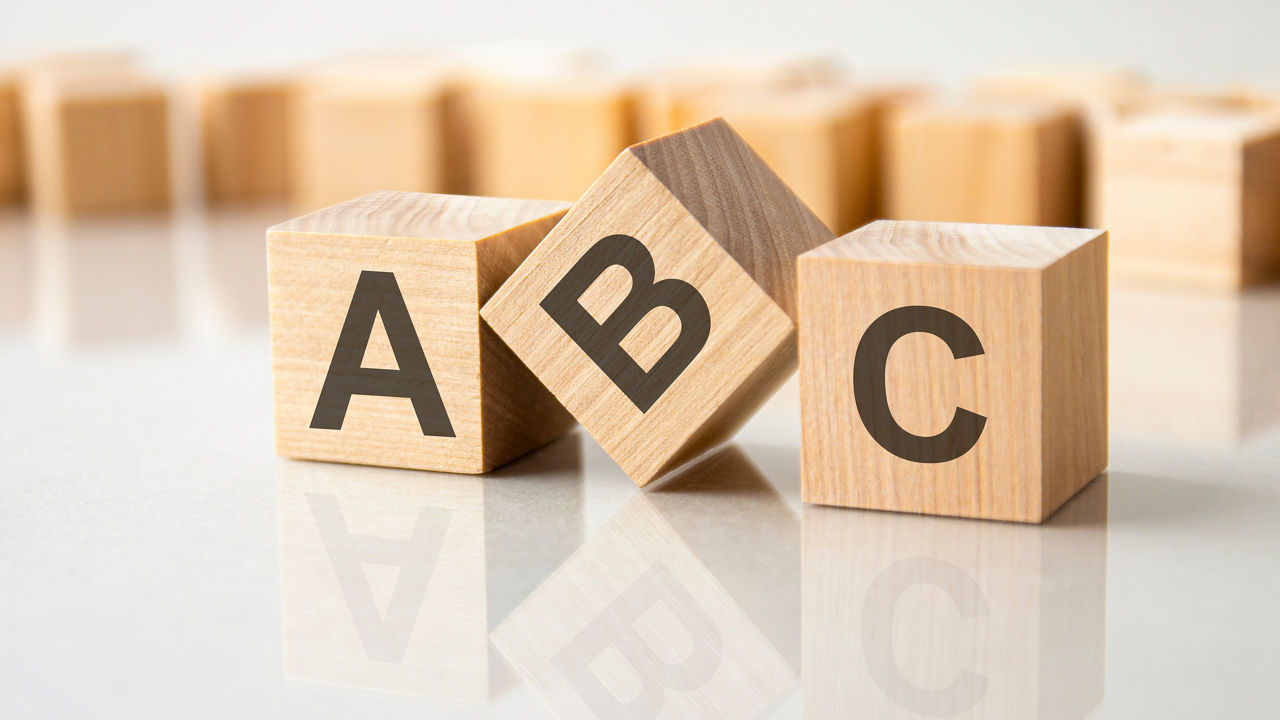Drei Bausteine mit den Buchstaben A, B und C darauf.