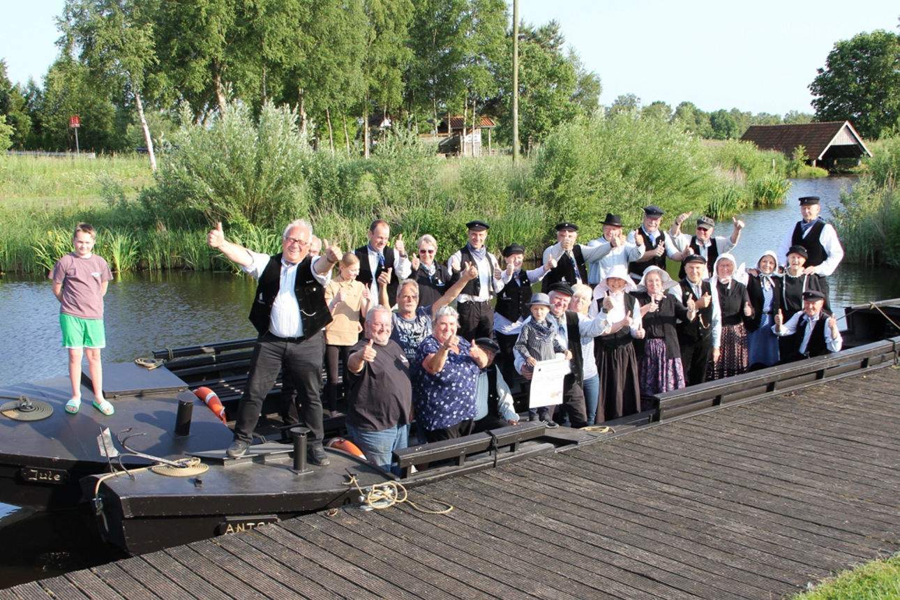 Bild Torfkahn mit Ausflugsgruppe