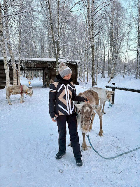 Kundin streichelt einen Rentier