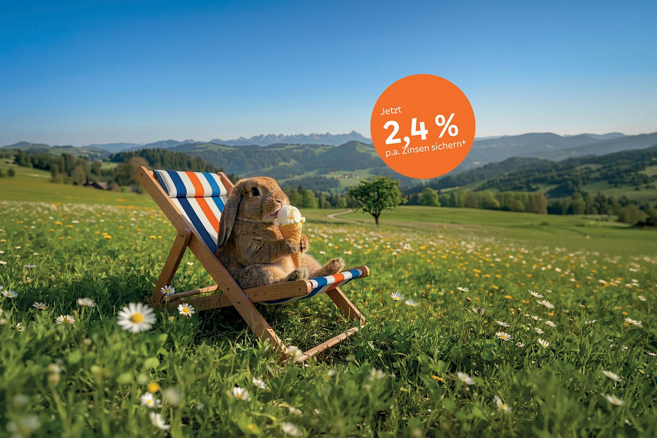 Kleiner Feldhase sitzt in einem blau, weiß orange gestreiften Liegestuhl auf einer einer grünen Wiese und isst ein Eis