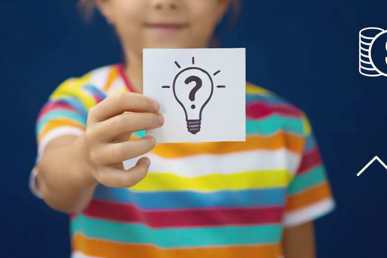 Kind mit Fragezeichen in der Hand