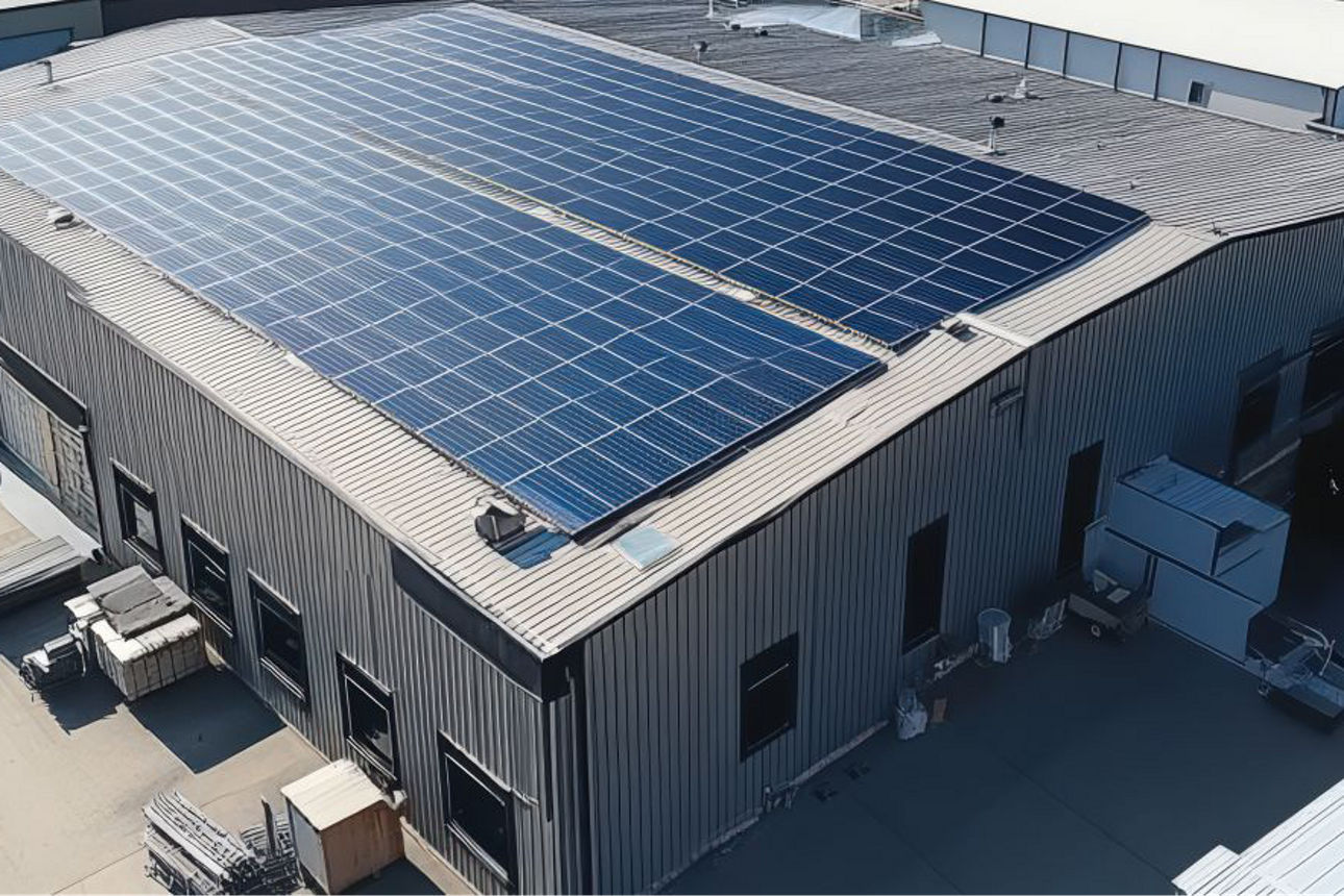 Industriehalle mit einer Photovoltaikanlage auf dem Dach.