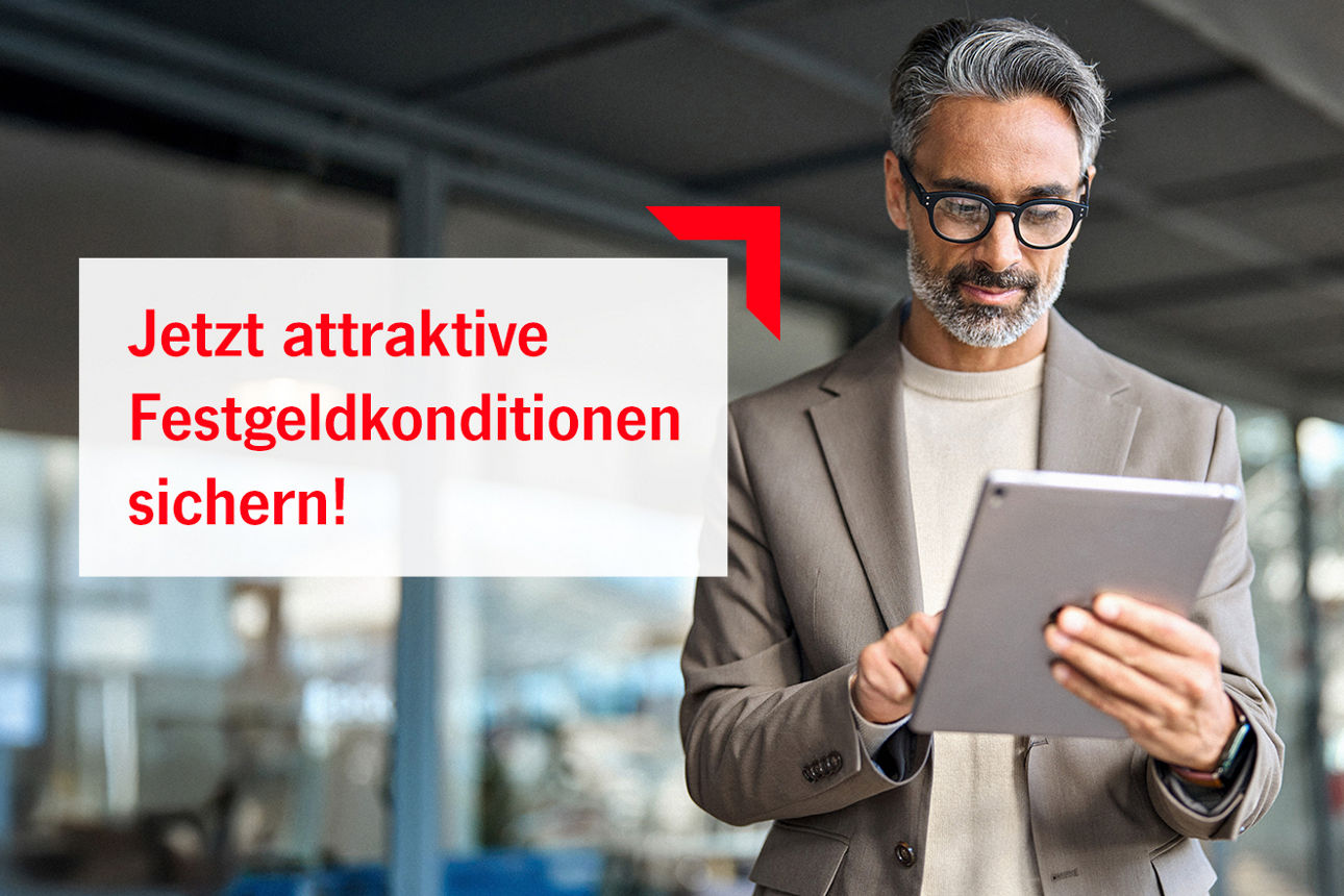 Ein Mann, der ein Tablet nutzt.