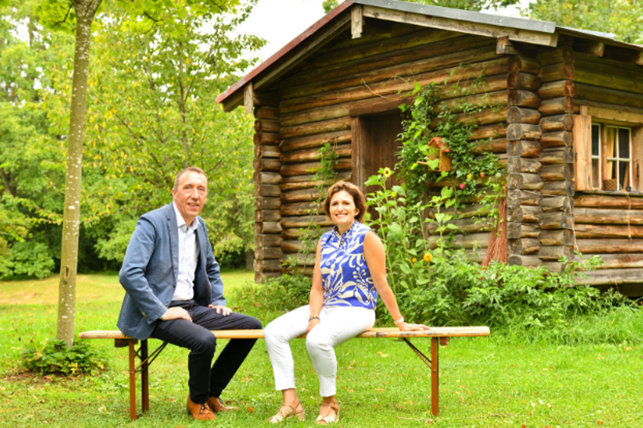 Firmenkundenberater auf einem landwirtschaftlichen Hof