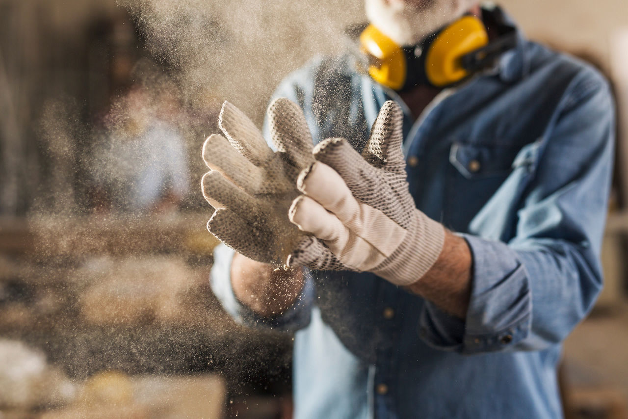 Handwerker mit Handschuhen