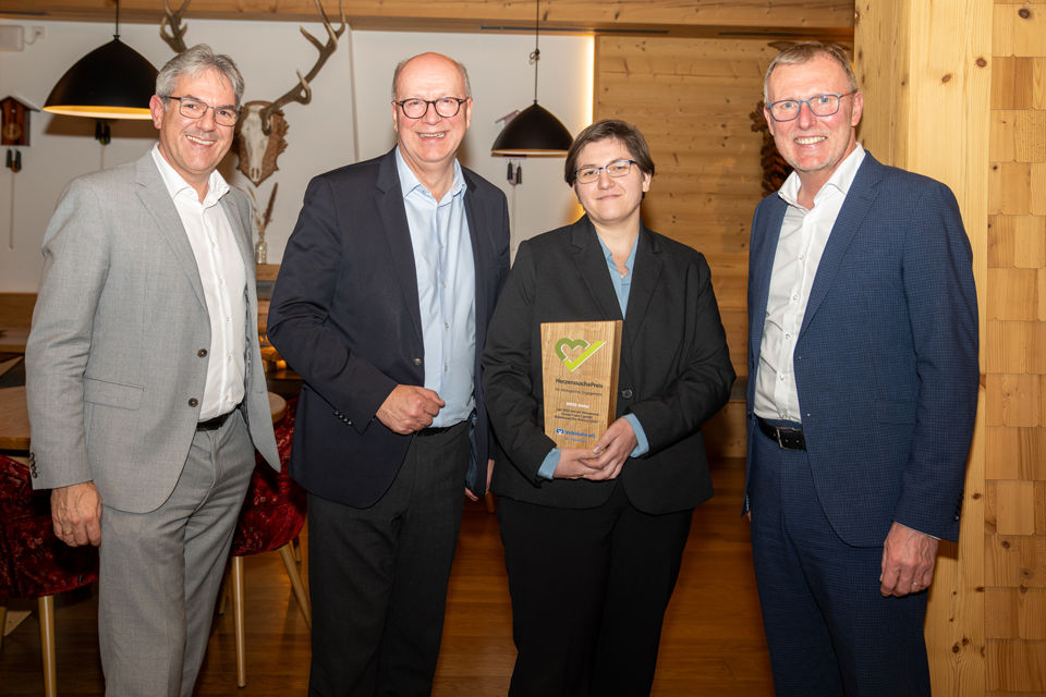 Gruppenbild mit der Gewinnerin in der Kategorie „Firmenkunden"