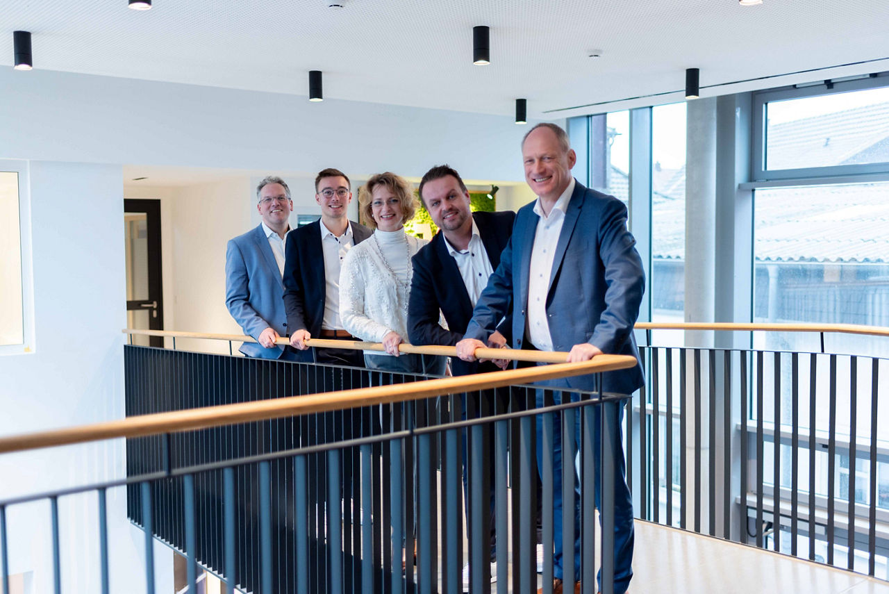 Unserer Firmenkundenberater (Thomas Aehling, Thomas Glomb, Manuela Dickmann, Oliver Hemmert, Heribert Triptrap)  stehen auf der Brücke im Foyer der Volksbank Schermbeck. 