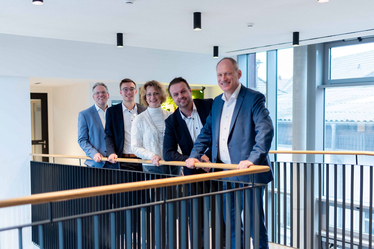 Unserer Firmenkundenberater (Thomas Aehling, Thomas Glomb, Manuela Dickmann, Oliver Hemmert, Heribert Triptrap)  stehen auf der Brücke im Foyer der Volksbank Schermbeck. 