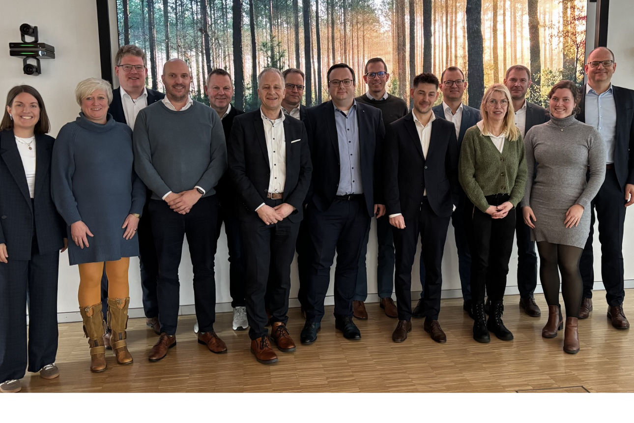 Gruppenfoto mit vielen Leuten 