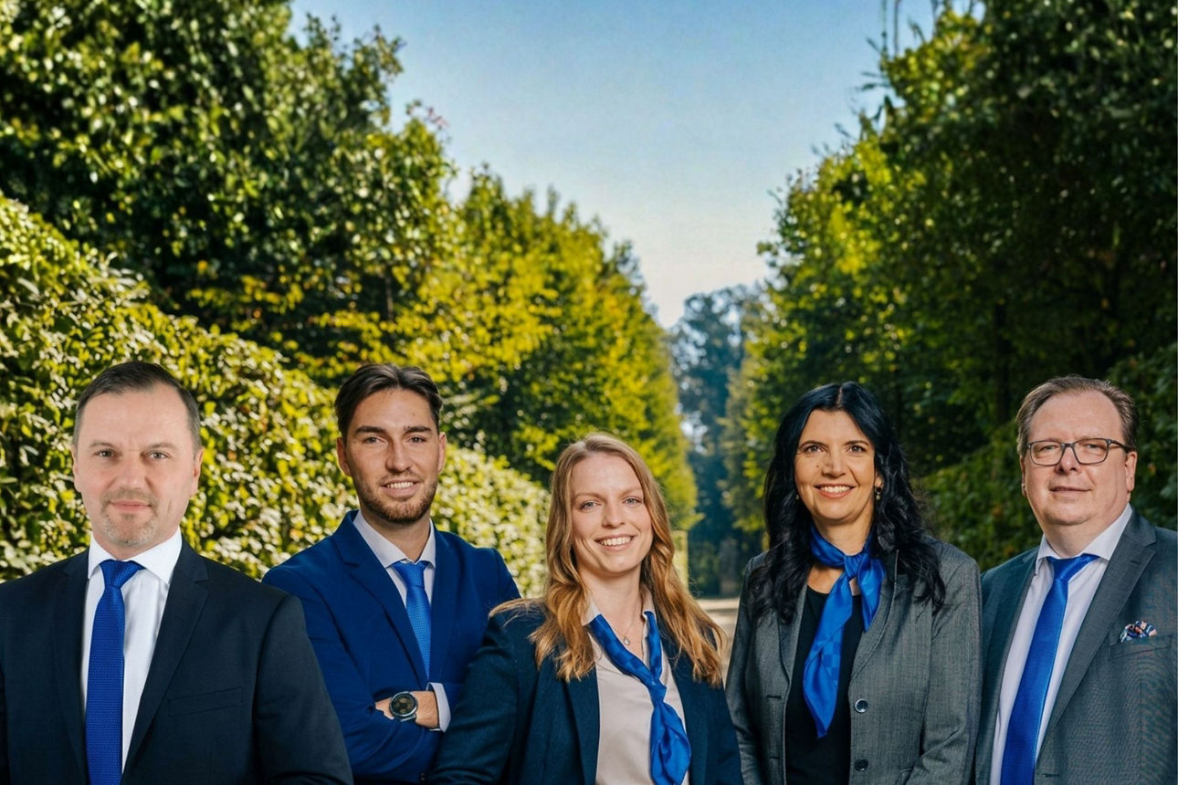 Firmenkundenberater Volksbank Pirna, 5 Personen im Anzug in der Natur