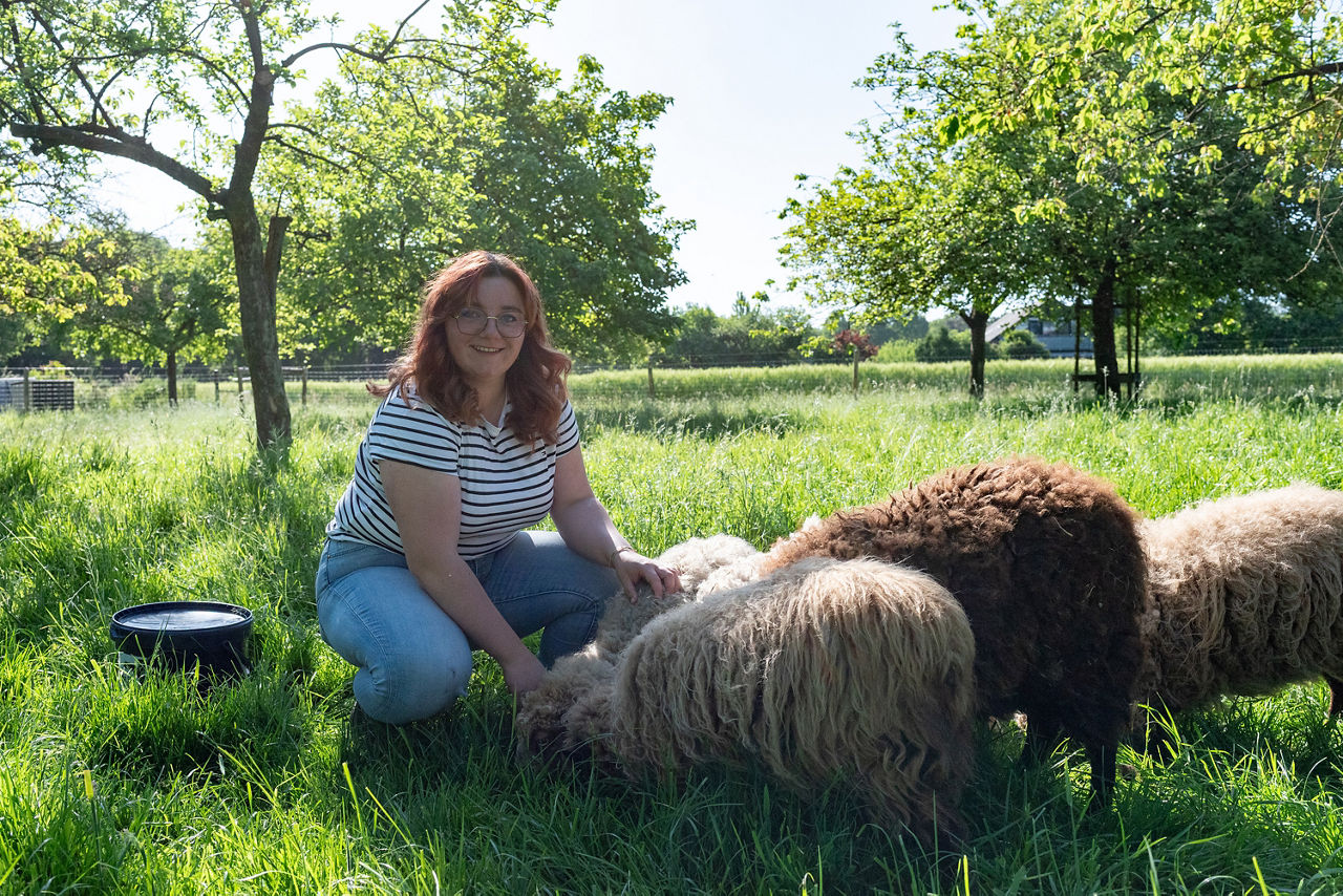 Unsere Kundin Joanna Sümpelmann mit ihren Schafen auf einer Weide