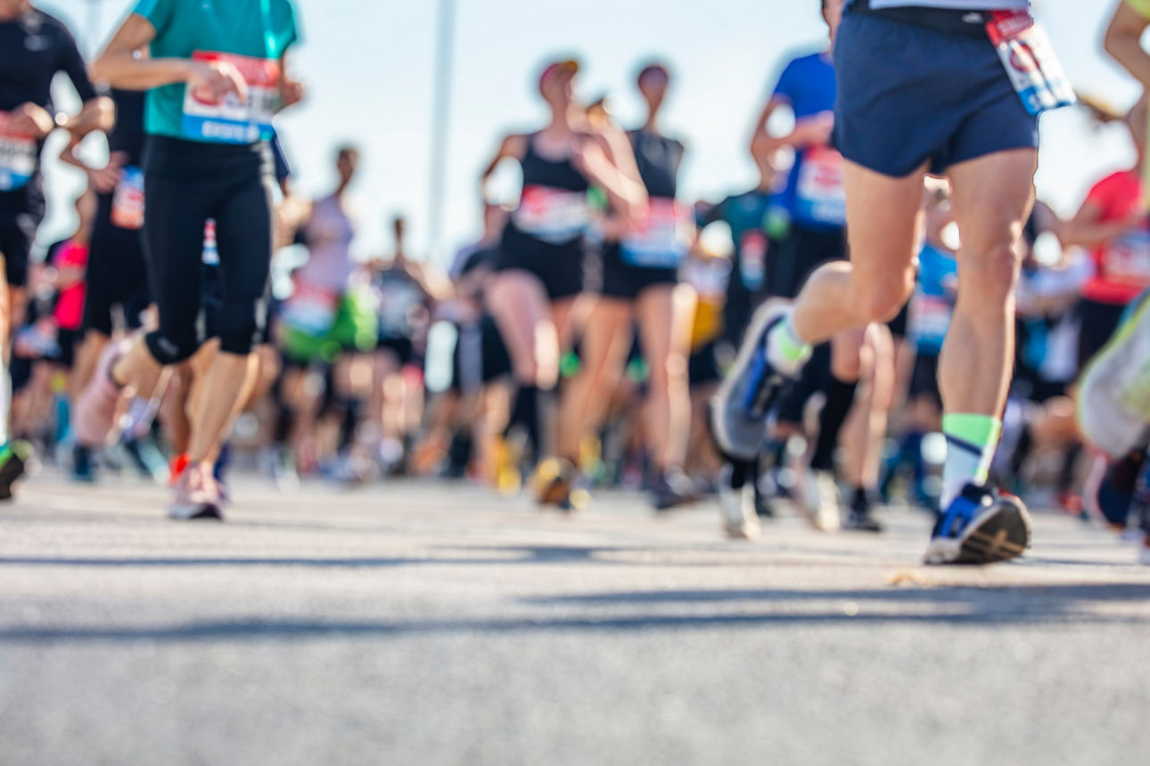 Straße mit vielen Läufern 