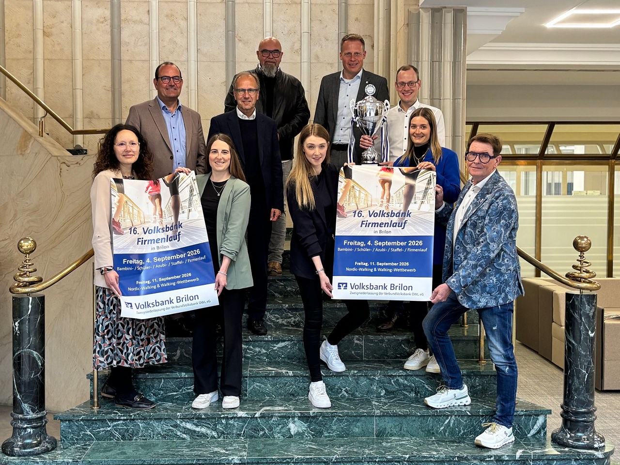 Die Veranstalter, Organisatoren und Sponsoren des 16. Volksbank-Firmenlaufs präsentieren das diesjährige Plakat.