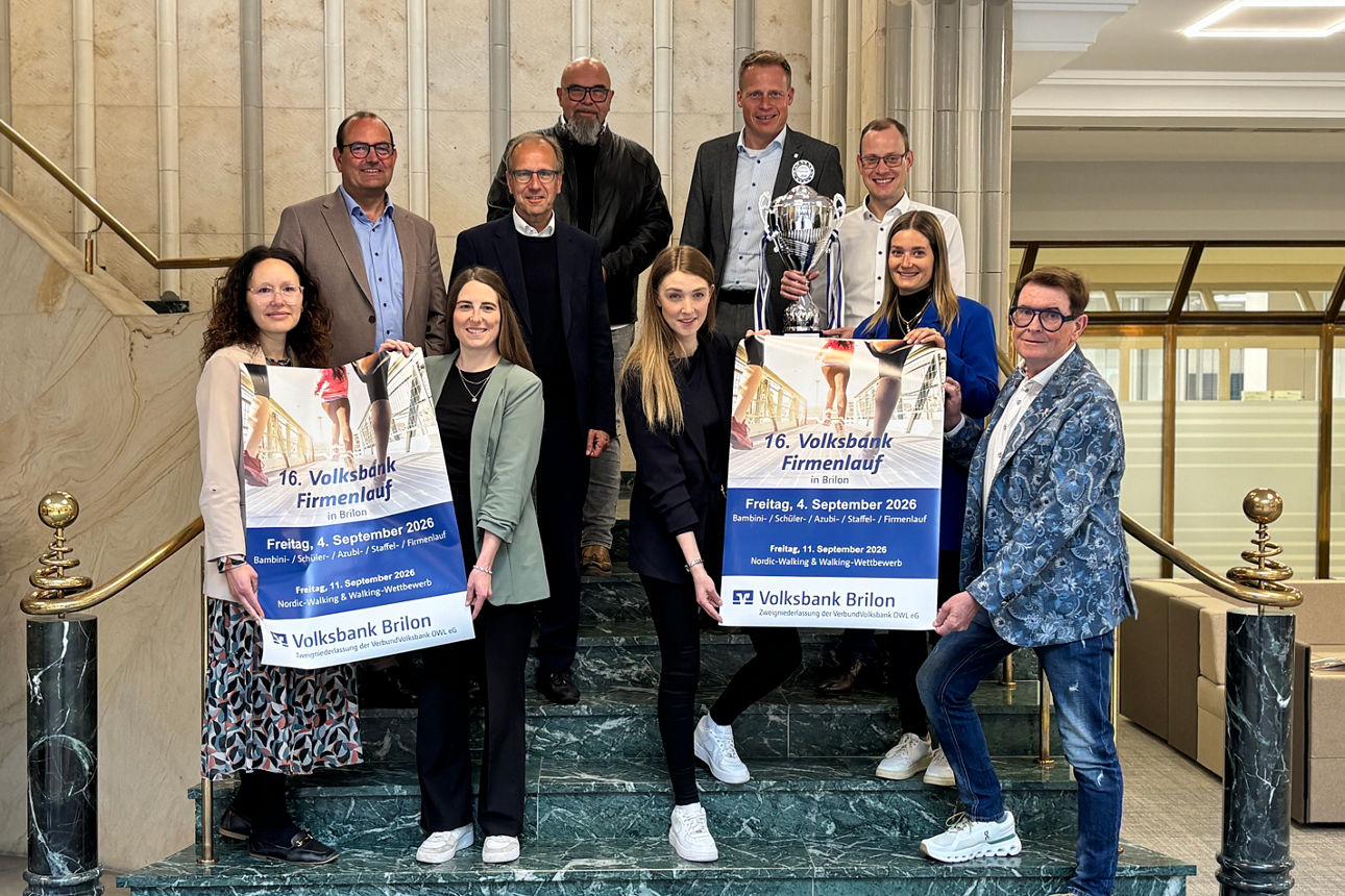 Die Veranstalter, Organisatoren und Sponsoren des 16. Volksbank-Firmenlaufs präsentieren das diesjährige Plakat.