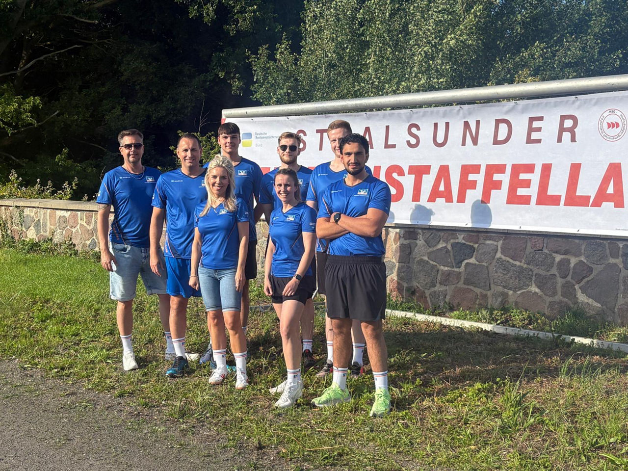Gruppenbild der Teilnehmer der Volksbank Vorpommern eG am firmenstaffellauf 2025